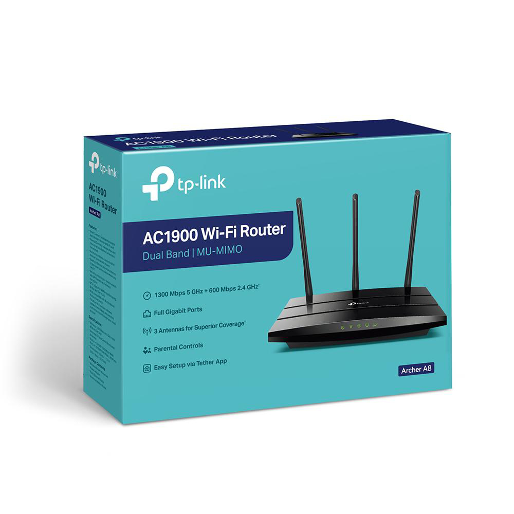 Eine blaue Box mit einem TP-Link AC1900 Wi-Fi Router darauf. Drei Antennen sind sichtbar.