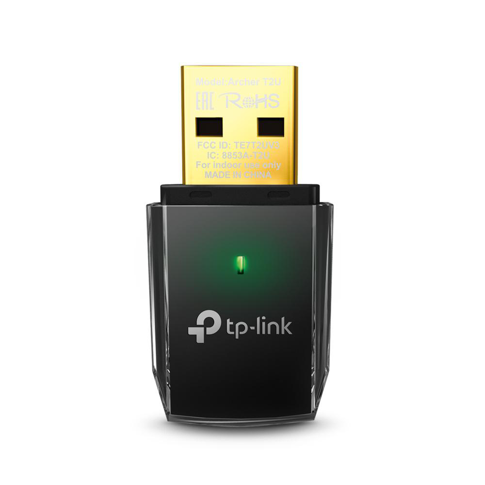 Ein kleiner schwarzer USB-WLAN-Adapter mit grünem Licht auf weißem Hintergrund.