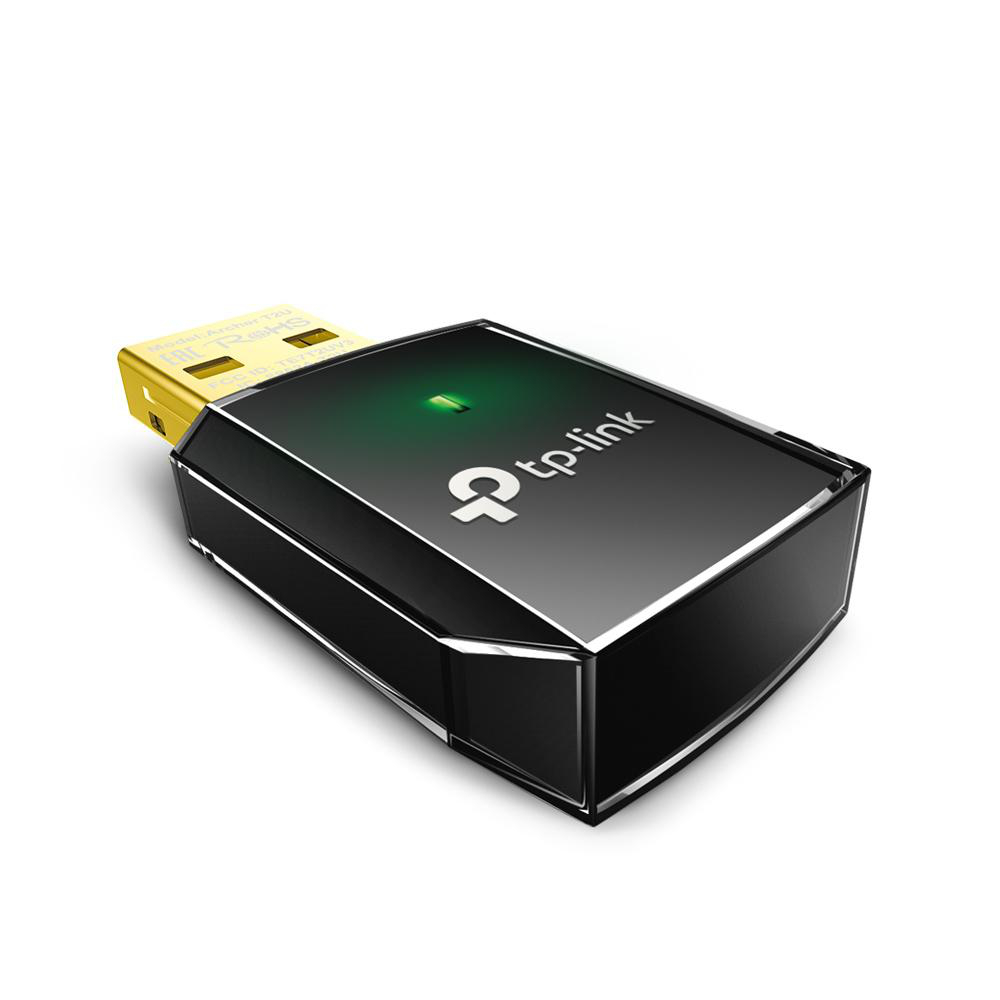 Ein schwarzer und goldener USB-WLAN-Adapter auf weißem Hintergrund.