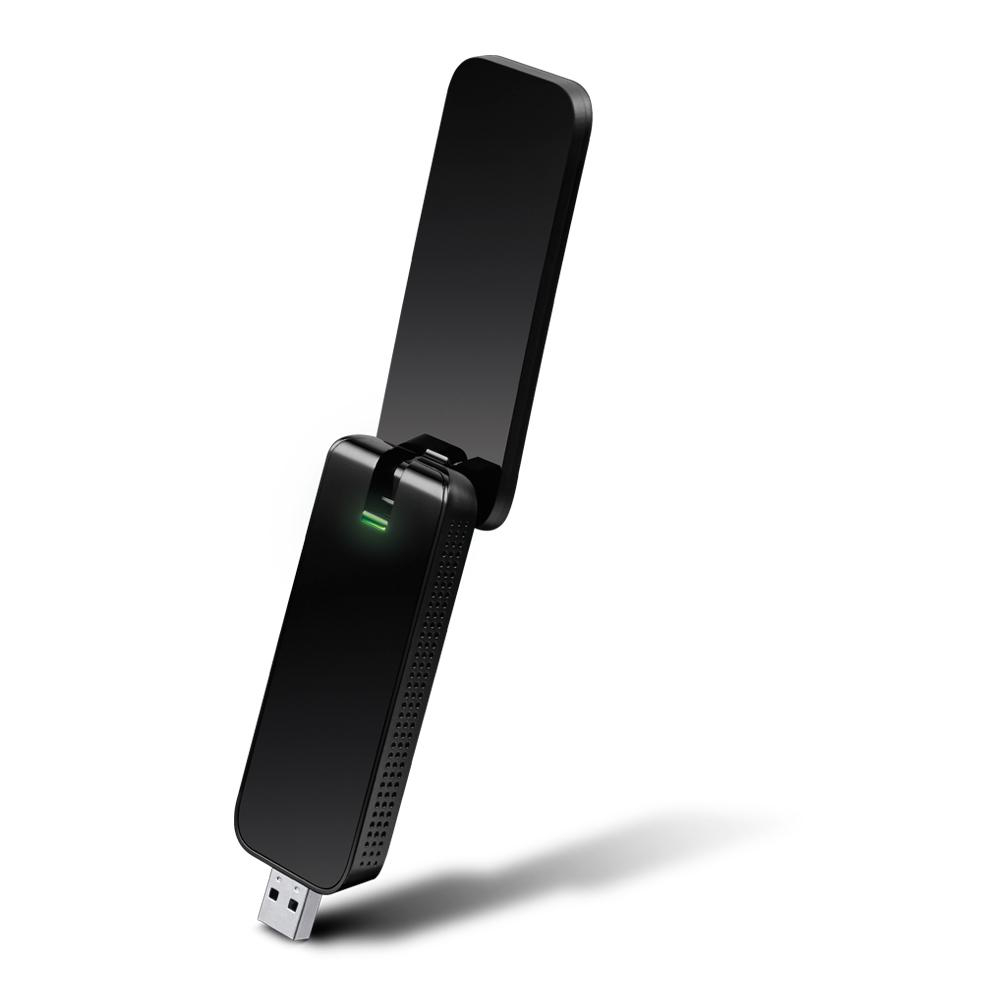 Schwarzer USB-WLAN-Adapter mit verstellbarer Antenne, in Schrägansicht, auf weißem Hintergrund.