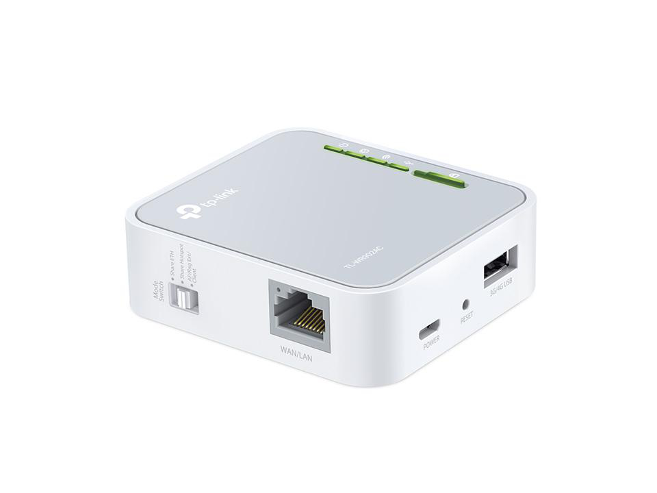 Ein weißer, quadratischer TP-Link Router mit einem WAN/LAN-Anschluss und einem USB-Anschluss.