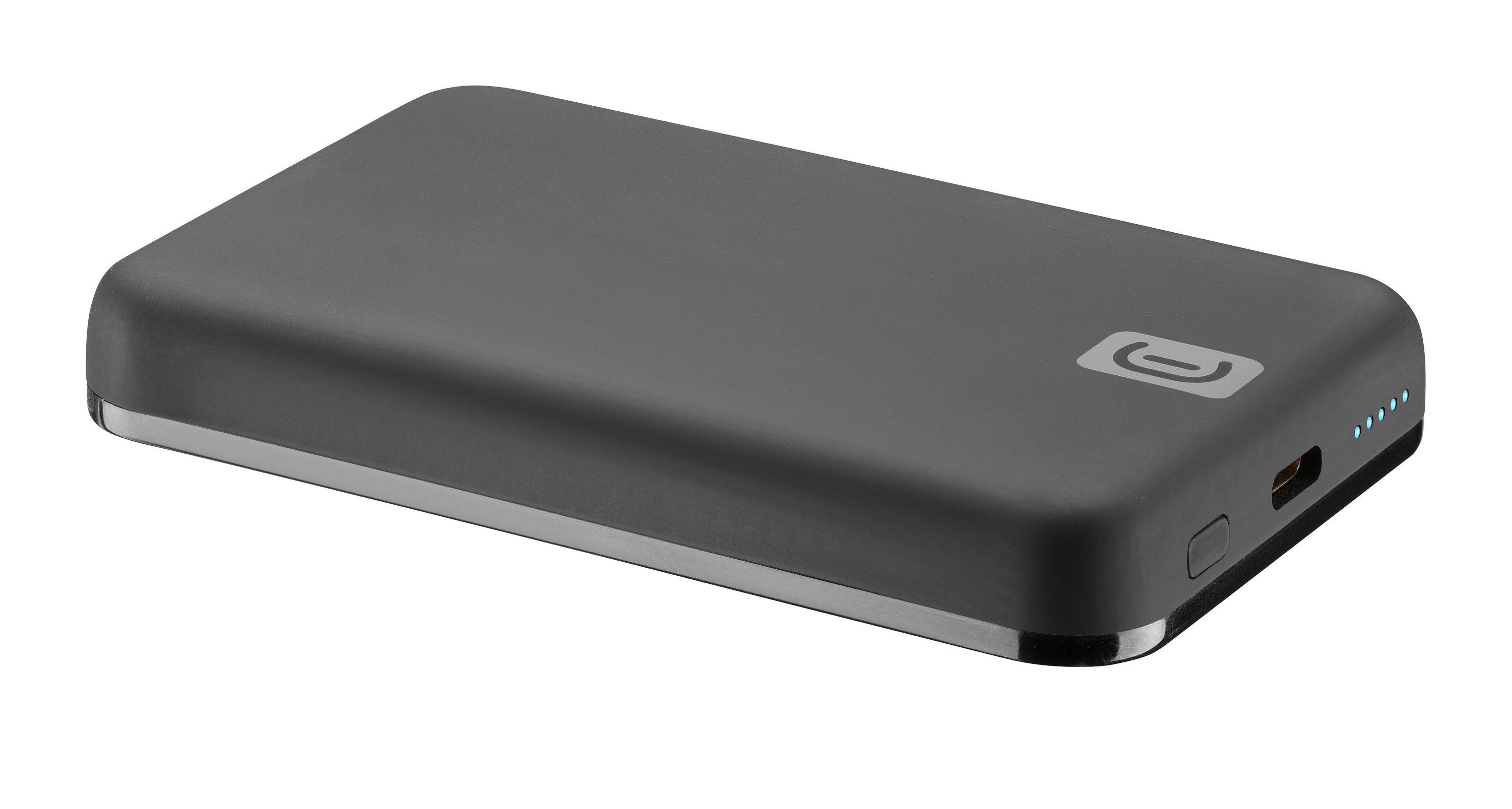 Eine dunkelgraue Powerbank mit silberner Zierleiste auf weißem Hintergrund.