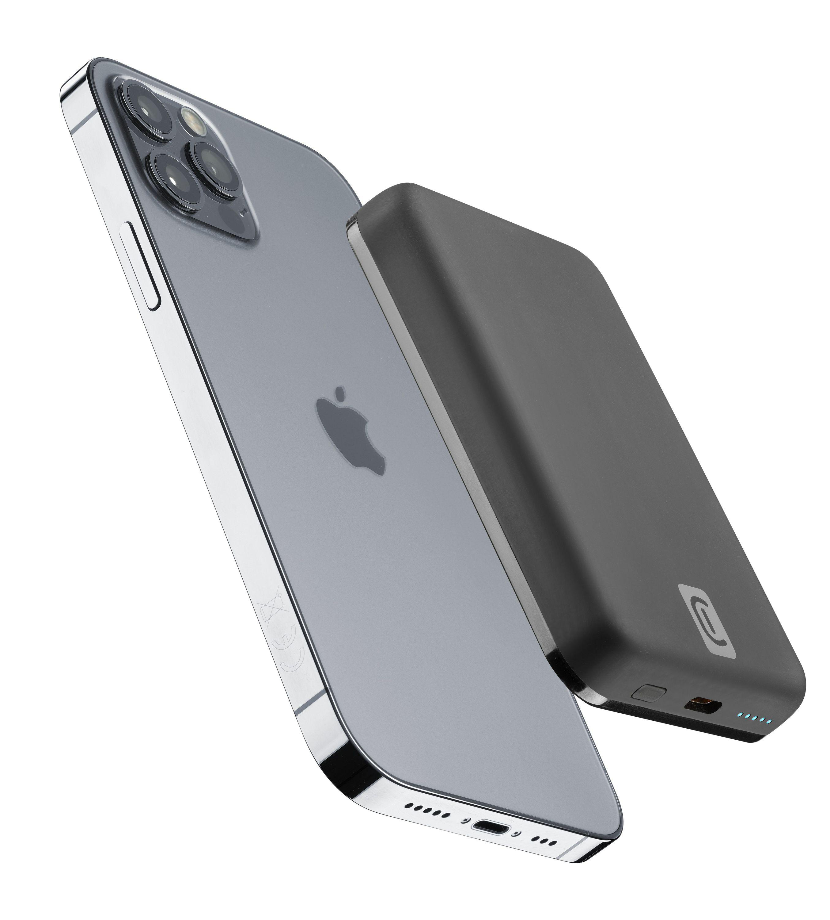 Silbernes Telefon und schwarze Powerbank, auf weißem Grund.