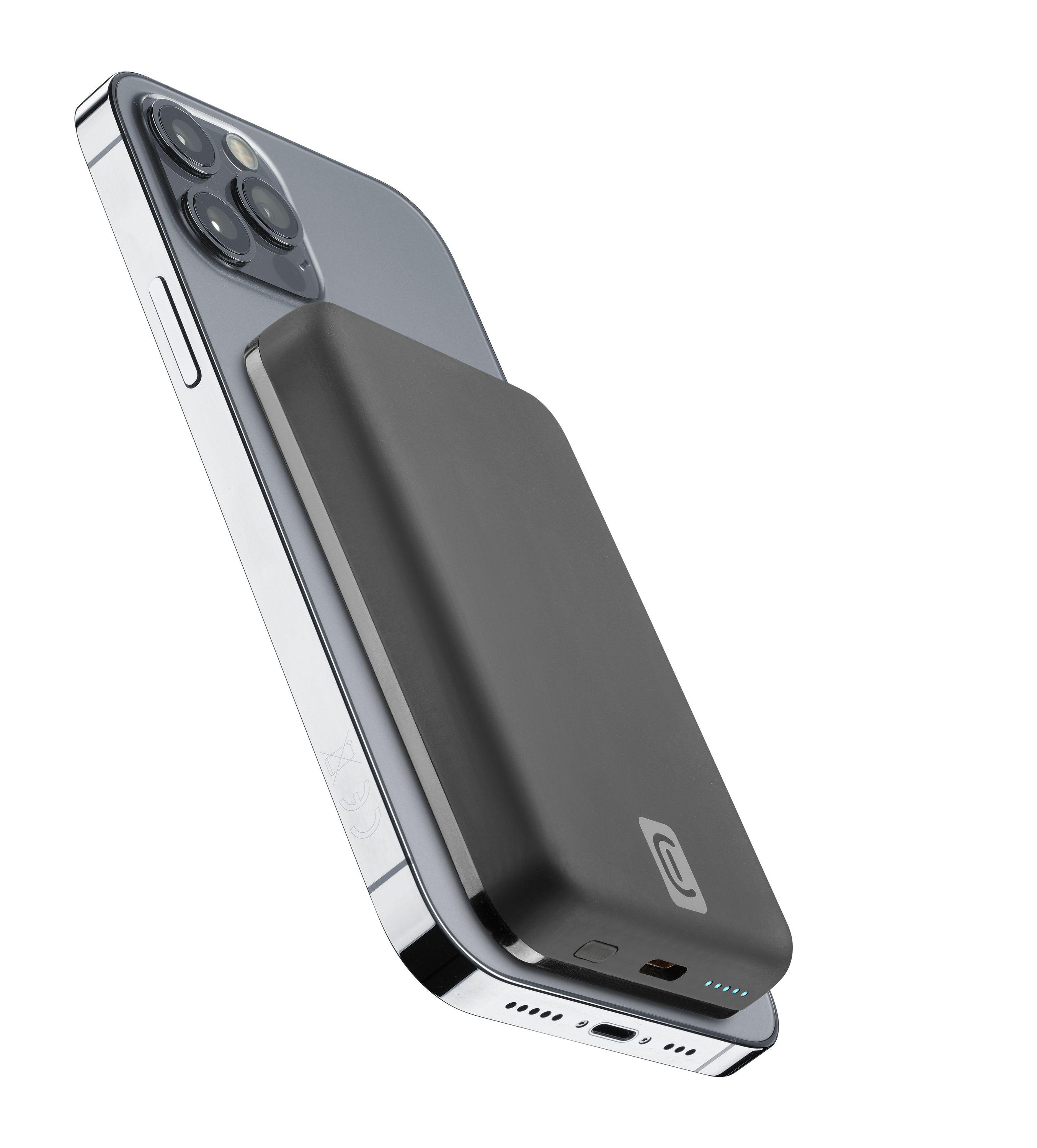 Schwarze Powerbank an einem silbernen iPhone befestigt, schräge Aufnahme, zeigt Ladeanschlüsse.