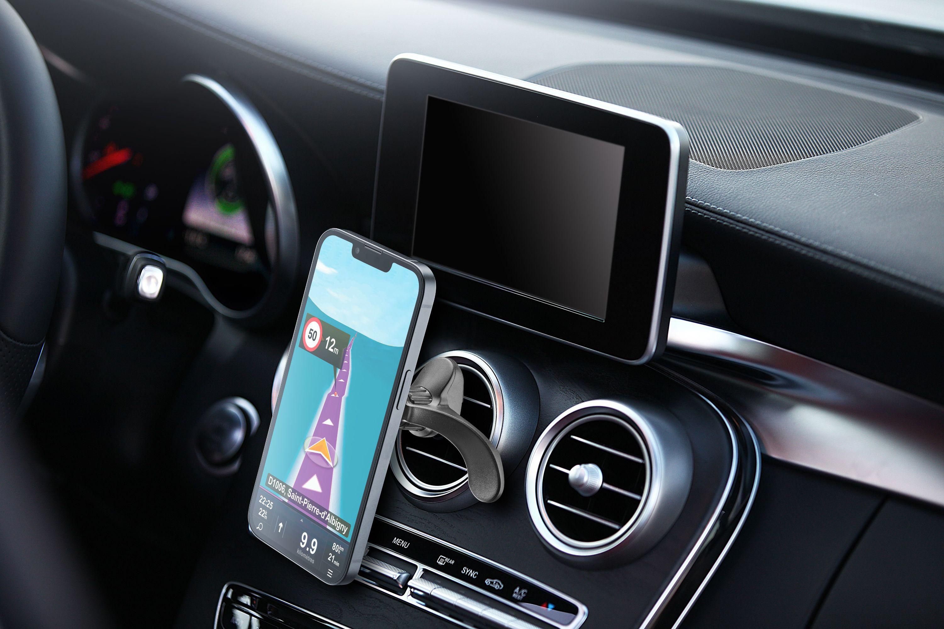 Ein Smartphone mit Navigations-App in einem Auto, mit einer Halterung.