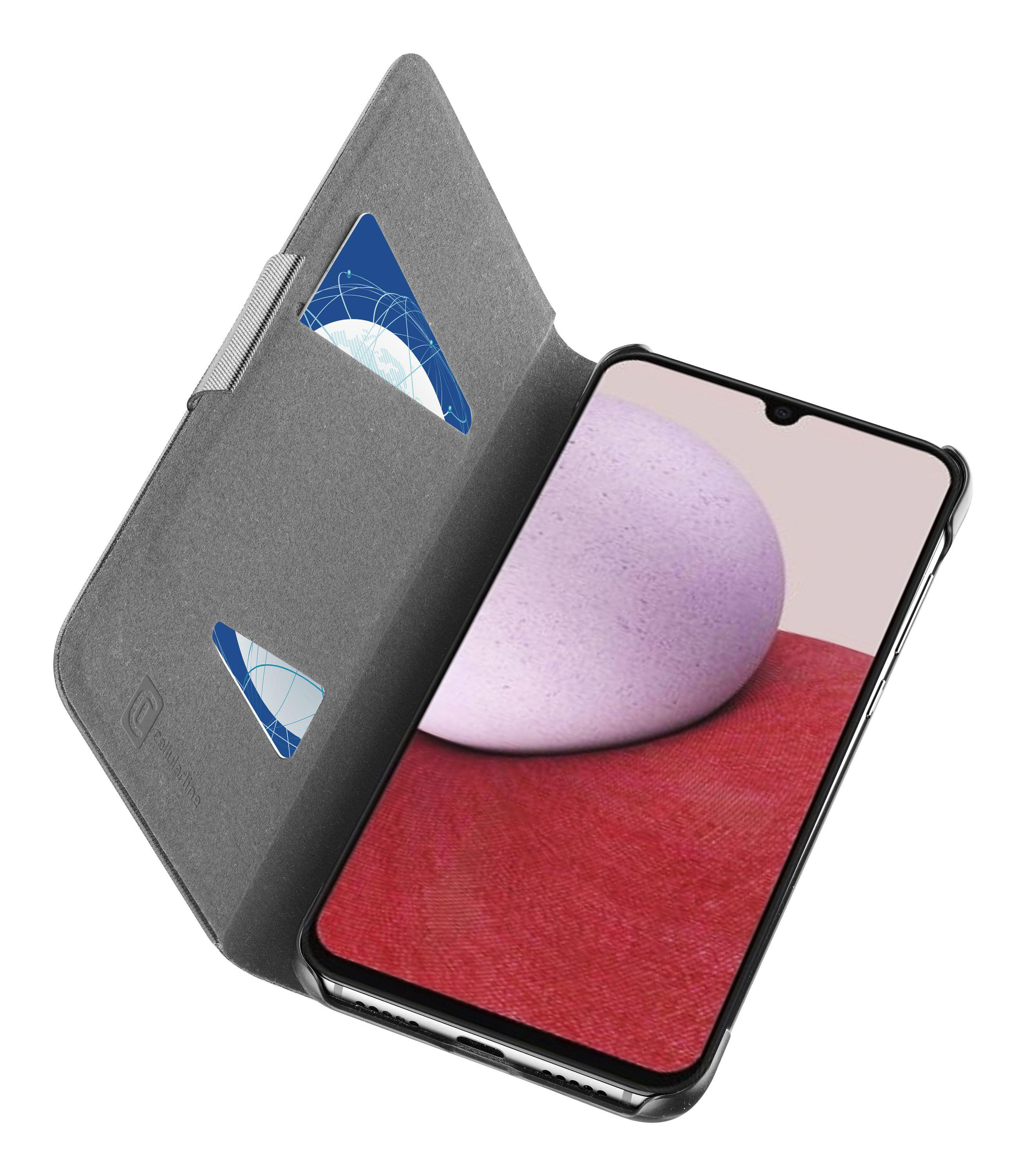 Telefon in grauem Etui, geöffnet, um Karten zu zeigen, mit lila Bildschirm. Weißer Hintergrund.