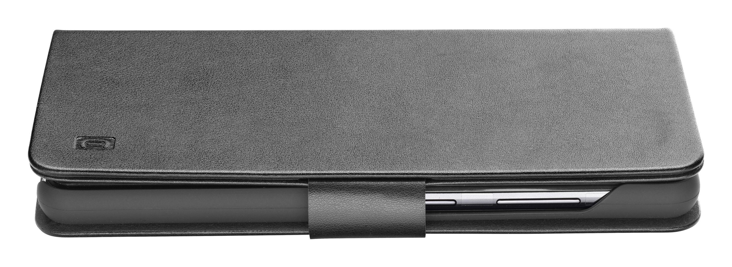 Eine geschlossene schwarze Leder-Folio-Hülle für ein Telefon. Das Markenlogo ist vorne.