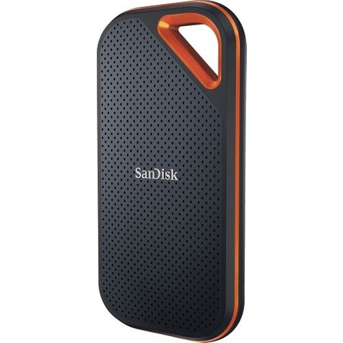 Siyah ve turuncu Sandisk taşınabilir harici sabit disk, dokulu yüzey ve tutamaç ile.