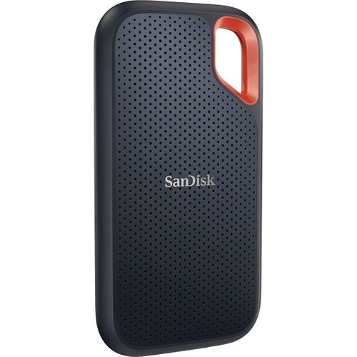 Delikli tasarıma sahip siyah ve kırmızı bir SanDisk taşınabilir katı hal sürücüsü (SSD).