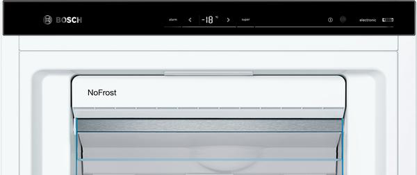 Nahaufnahme des Bosch Gefrierfachs, zeigt Regale und die NoFrost-Funktion.