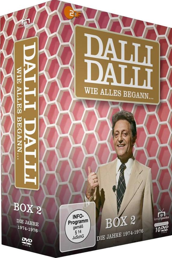 DVD-Box-Set. Bild eines Mannes, der den Daumen hoch hält. Text "Dalli Dalli" in Gold auf rosa Hintergrund.