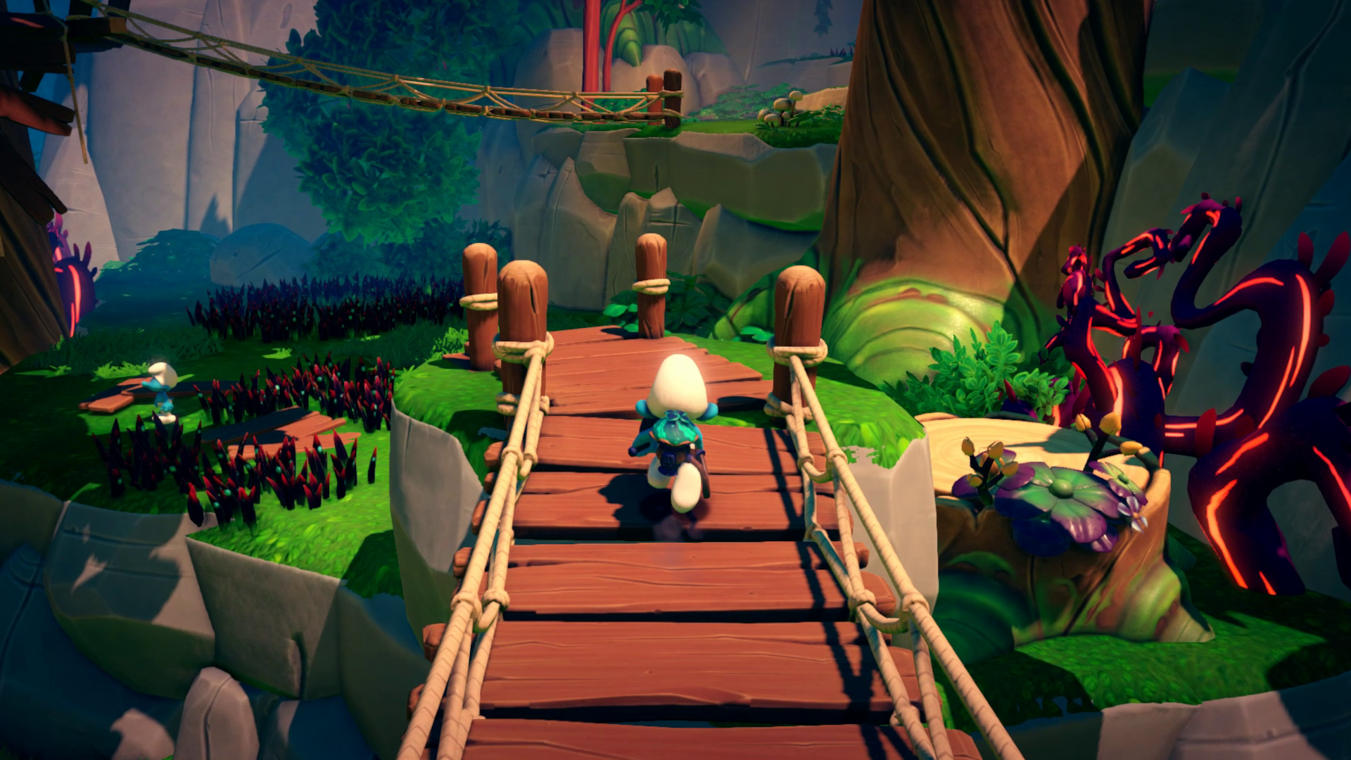 Un personaggio dei Puffi che corre su un ponte di legno in un ambiente colorato.