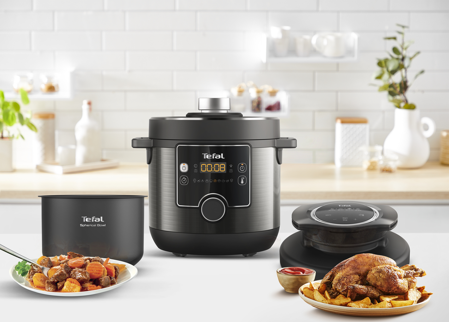 Een multicooker, kom en een bord eten op de tafel.