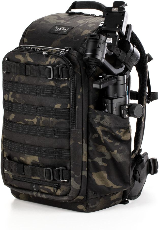 Schwarzer und Tarnfarbener Tenba Kamera-Rucksack mit Kameraausrüstung. Weißer Hintergrund.