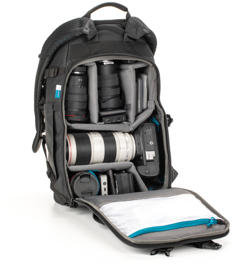 Offener Kamera-Rucksack mit Ausrüstung darin.