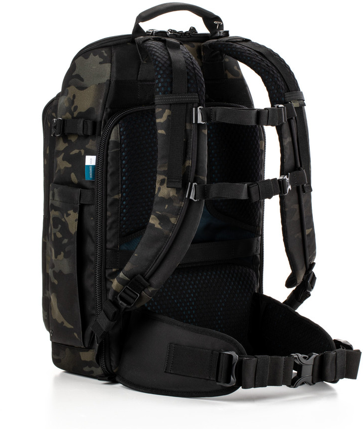 Schwarzer und Camouflage-Rucksack mit Riemen, Taschen und einer Seitentasche.
