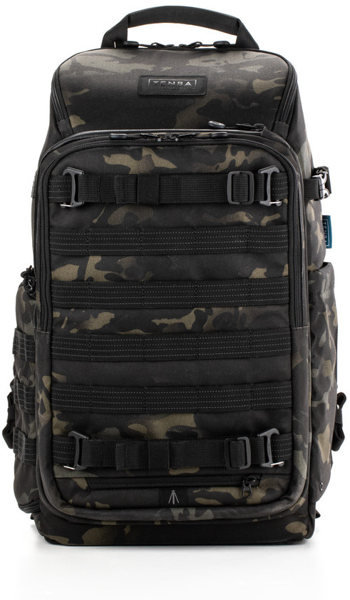 Schwarzer und tarnfarbener Rucksack mit vielen Riemen und Taschen, vor weißem Hintergrund.