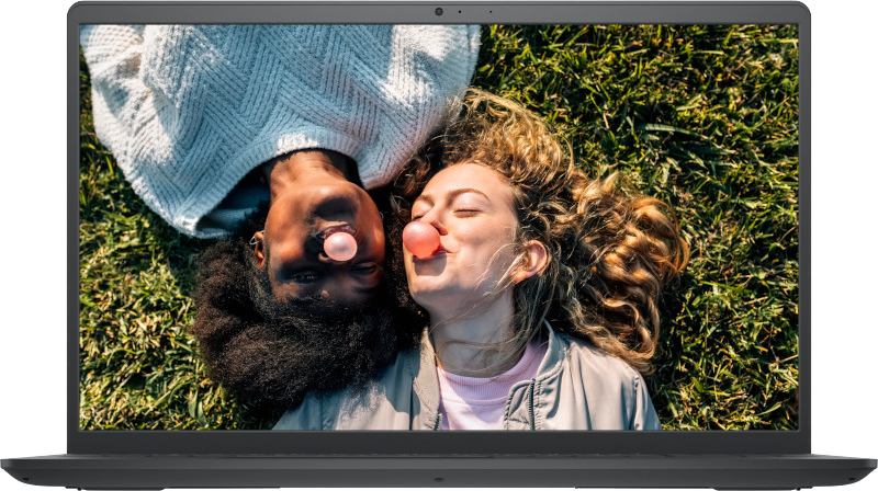Két nő a füvön fekszik. Egy fekete, egy fehér. Mindketten buborékot fújnak. Laptop az előtérben.