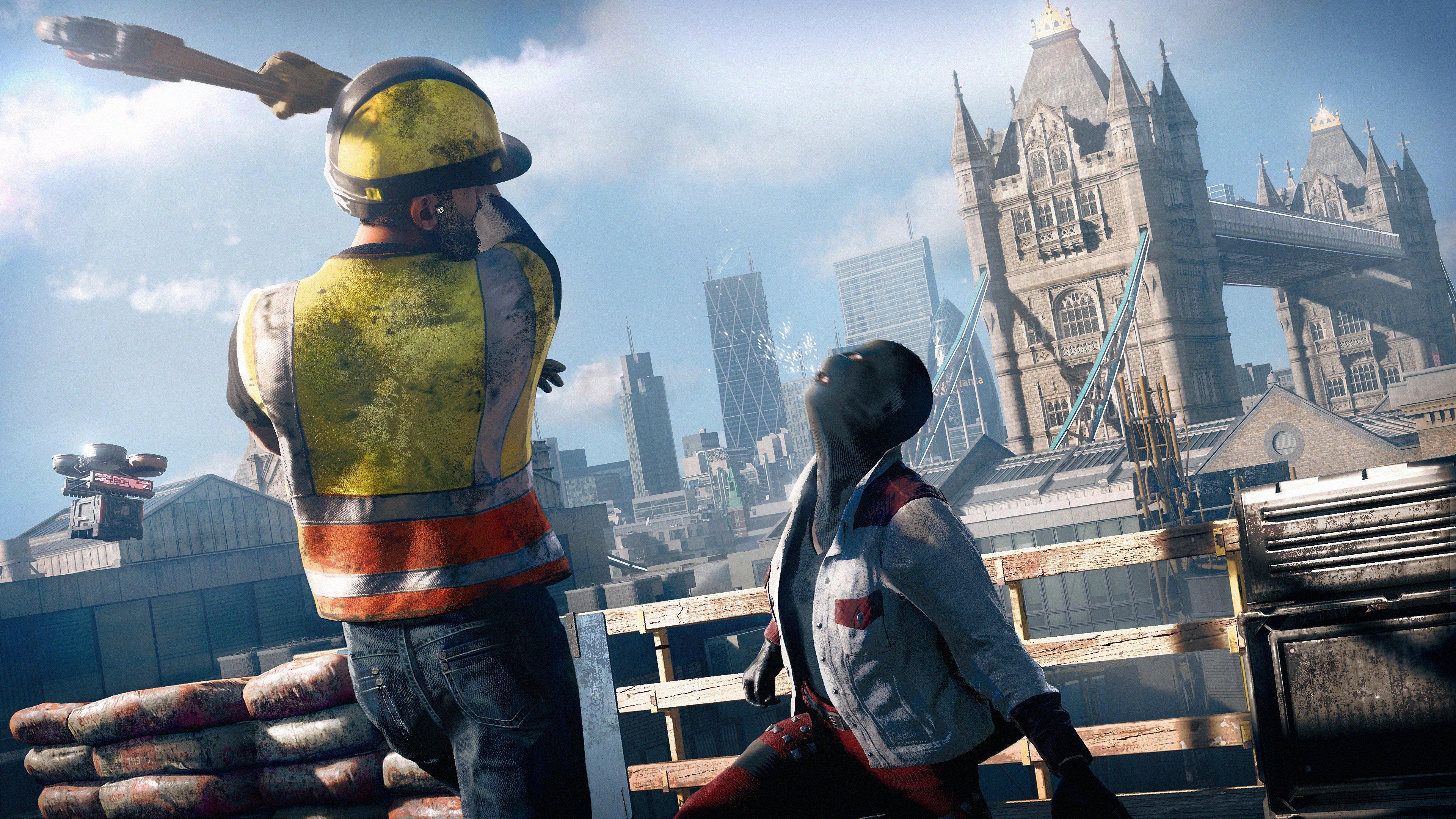 Due figure che combattono, una in abbigliamento da costruzione, con skyline e Tower Bridge.