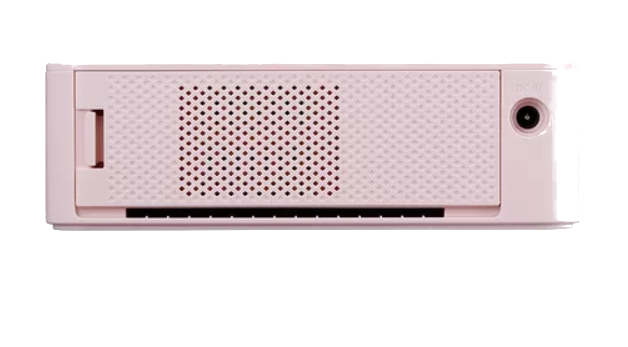 Ön yüzünde ızgara benzeri bir tasarıma ve DC IN portuna sahip pembe cihaz.