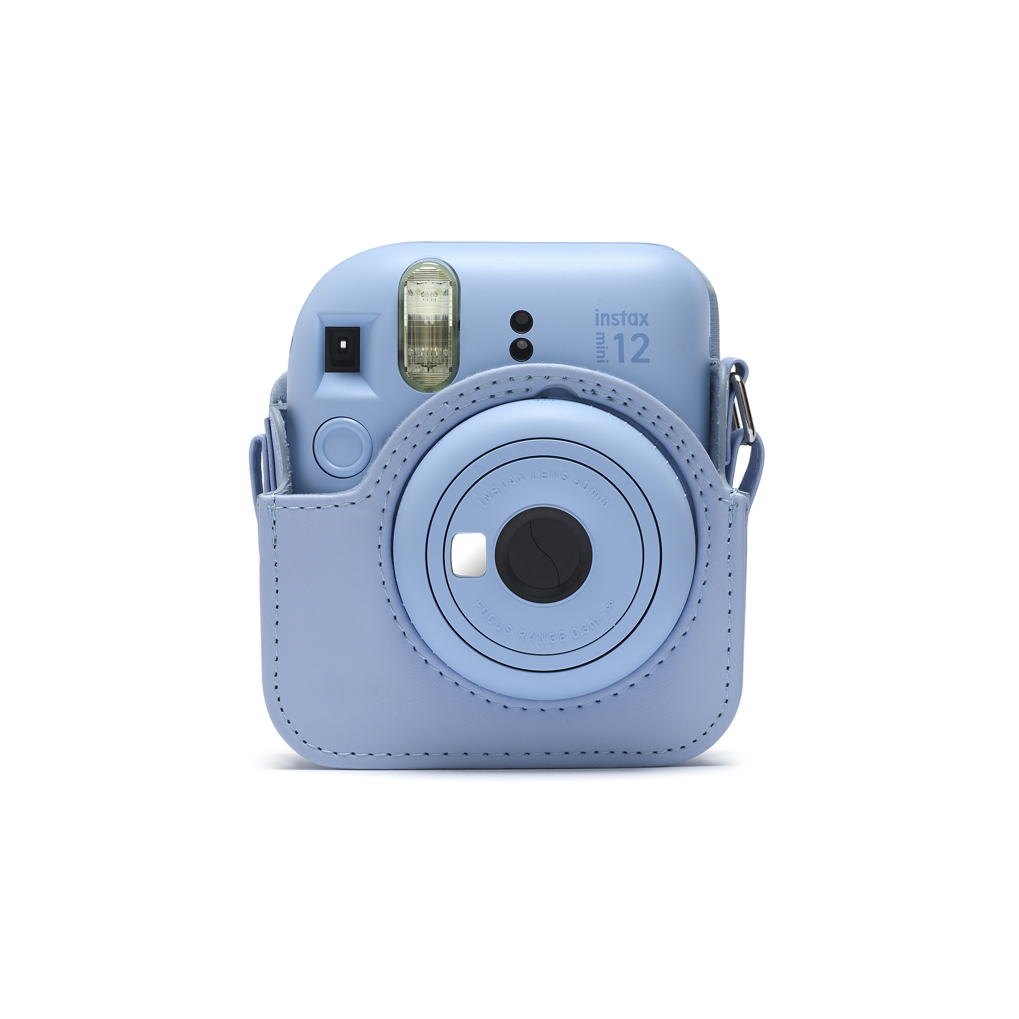 Eine hellblaue Instax Mini 12 Kamera in einer passenden Hülle, Vorderansicht.