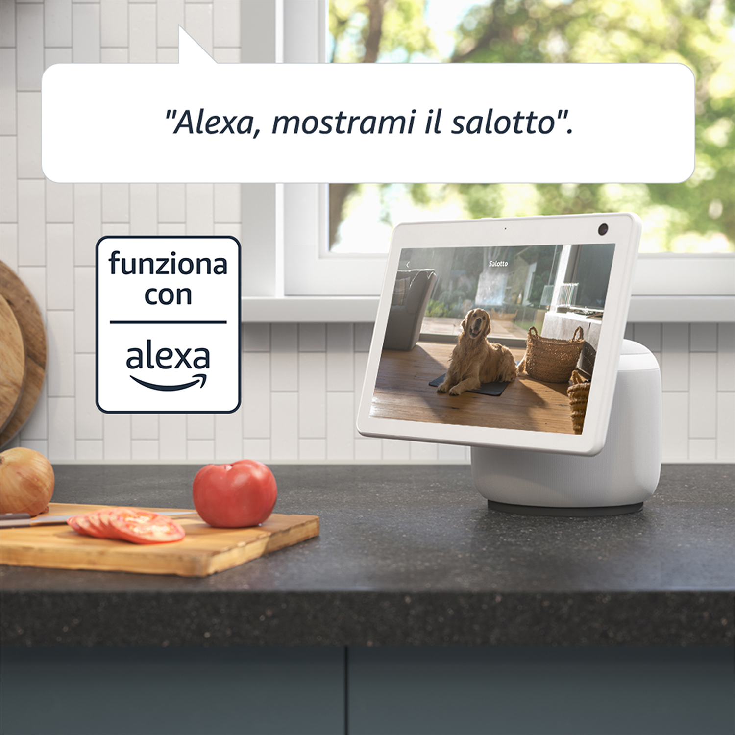 Un dispositivo per la casa intelligente con uno schermo che mostra una scena del soggiorno, con un piano nero.