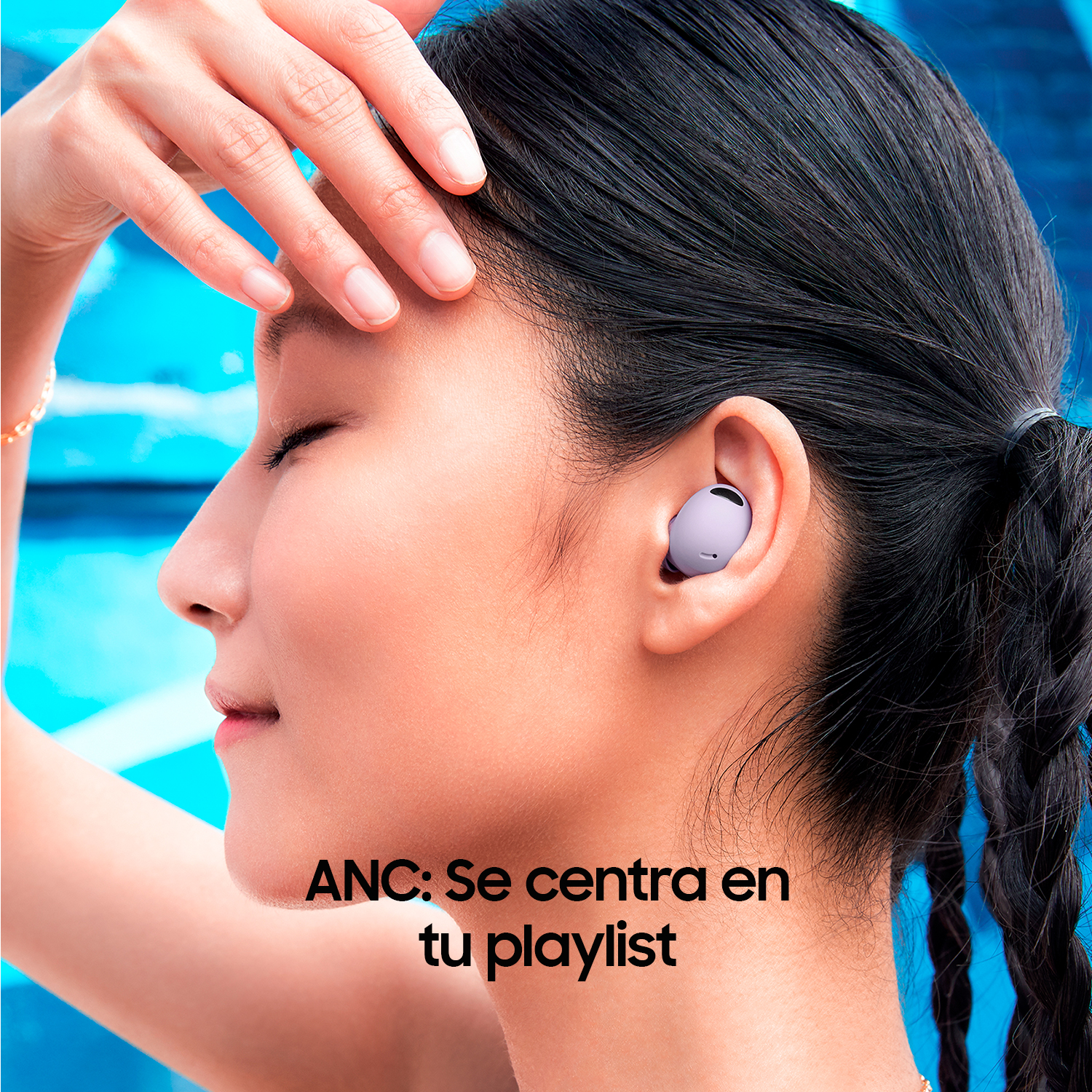 Mujer con auriculares lilas, tocando su cabeza, con la frase 'ANC: Se centra en tu playlist'.