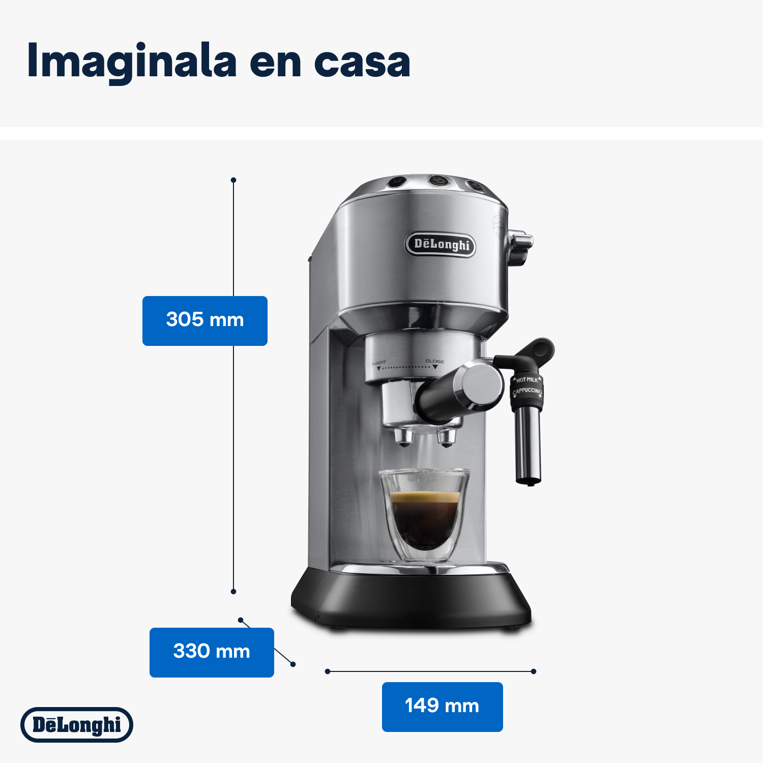 Una máquina de espresso De'Longhi plateada con dimensiones etiquetadas. Un vaso de espresso se encuentra debajo del surtidor.