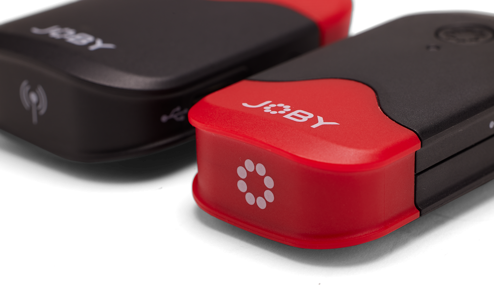Zwei schwarze und rote JOBY-Geräte mit Logo. Eines ist im Fokus.