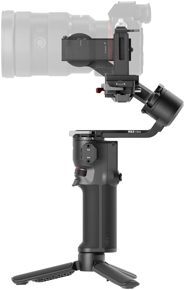 Un stabilisateur de caméra noir avec une caméra attachée, sur un trépied. L'étiquette dit : RS3 MINI.