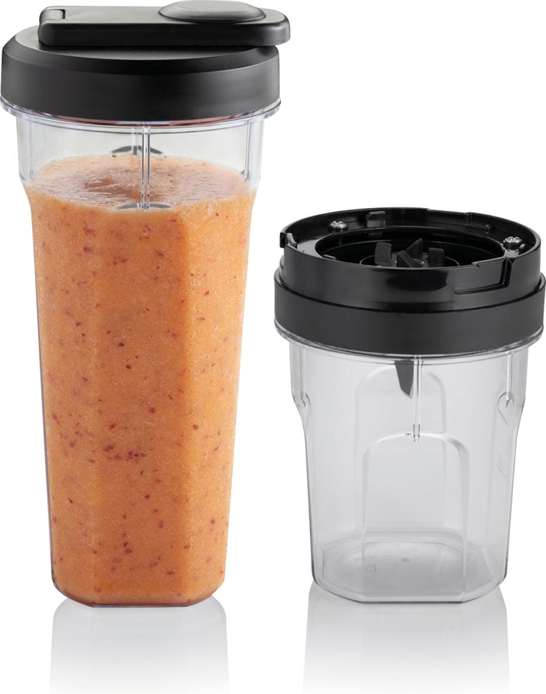 Két átlátszó műanyag turmixpohár, egy smoothie-val és egy üres a fedővel.