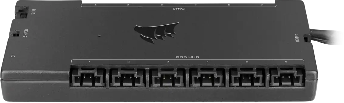 Schwarzer RGB-Hub mit mehreren Anschlüssen. Hat das Corsair-Logo. Der Text "RGB HUB" ist sichtbar.