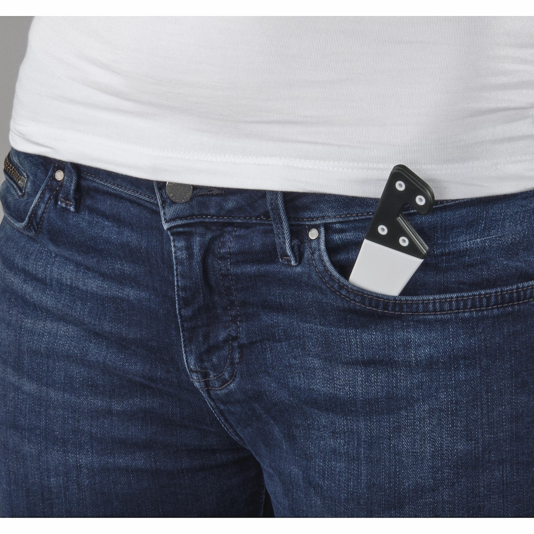 Ein Geldbörsenwerkzeug in einer Denim-Tasche. Schwarz und grau, in einer Tasche.