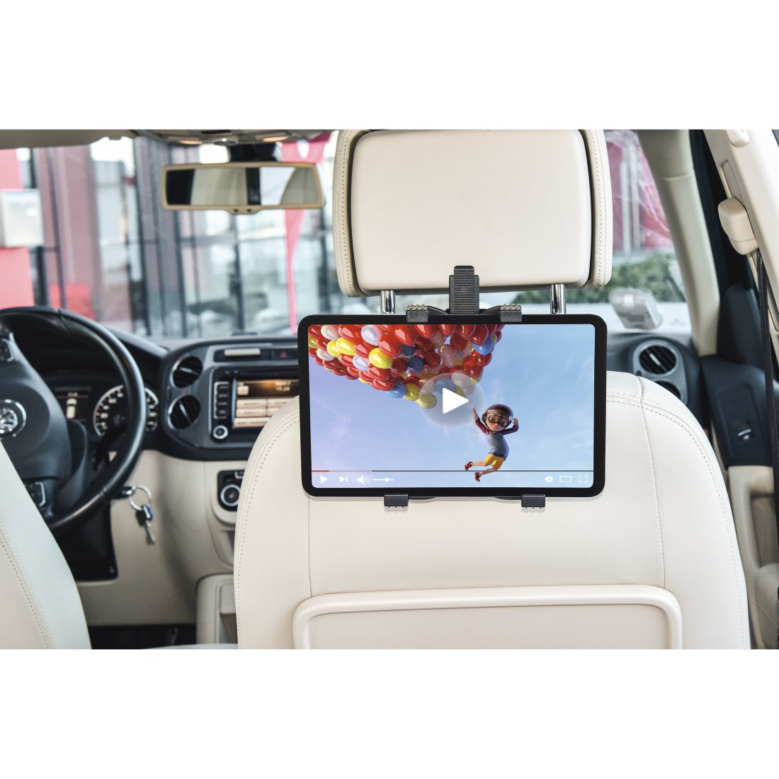 Auf einem Autositz montiertes Tablet mit einem Cartoon.
