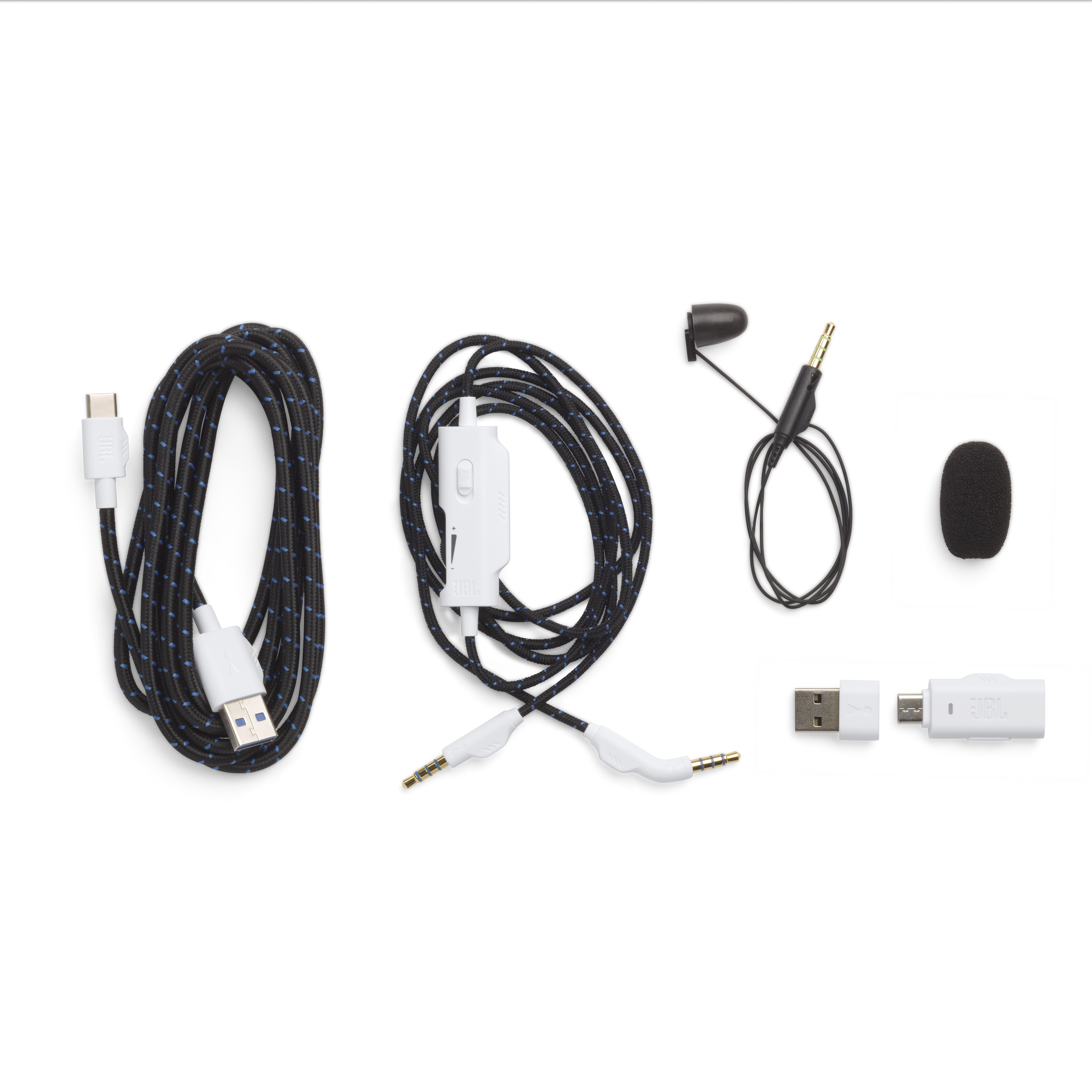 Verschiedenes schwarz-weißes Audiozubehör auf weißer Oberfläche, einschließlich Kabel und Adapter.