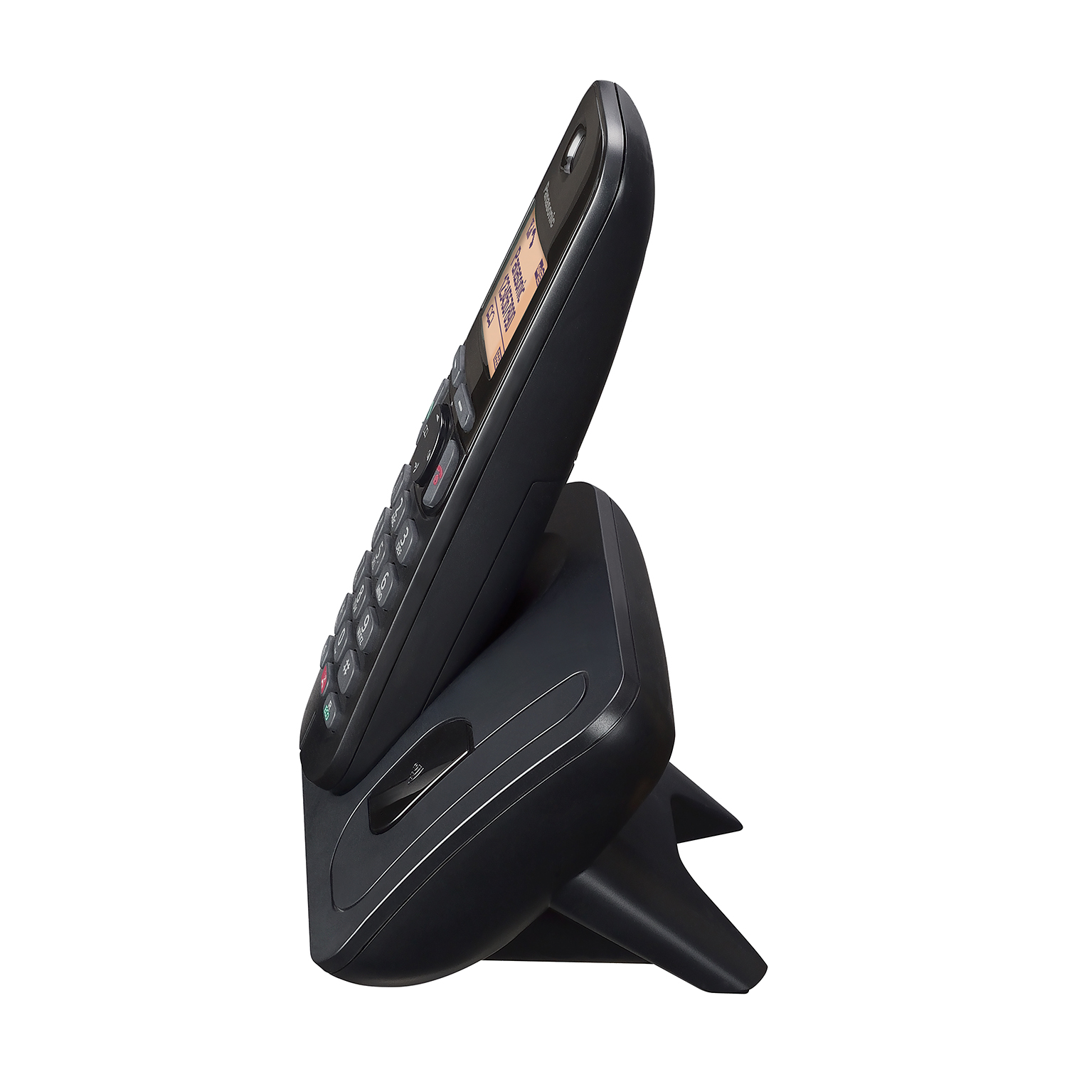 Un telefono cordless nero sulla sua base di ricarica, vista laterale, su sfondo bianco.