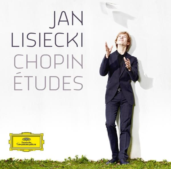 Albumcover: Jan Lisiecki, Chopin Études. Mann im Anzug wirft Papier in die Luft.