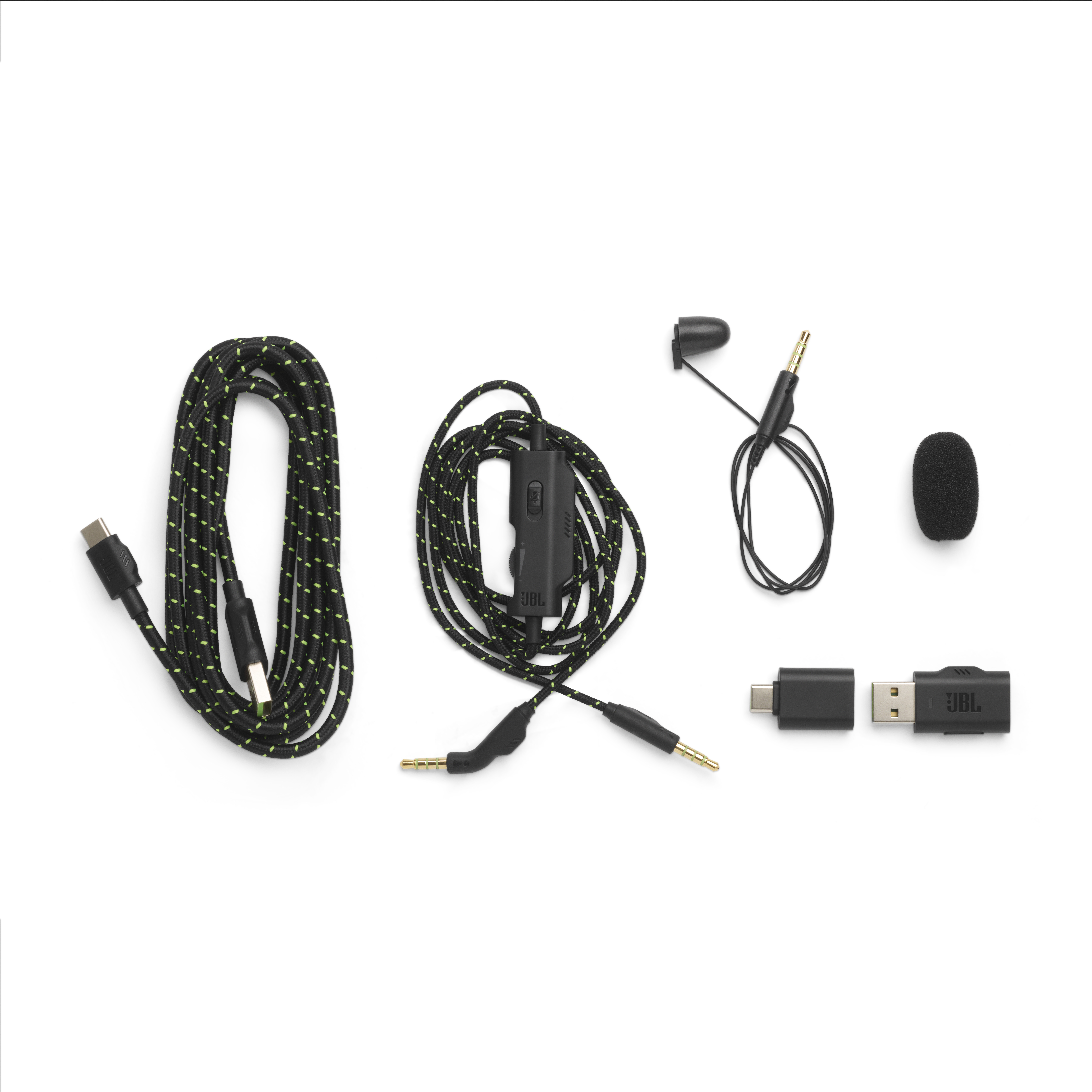 Ein JBL-Headset-Kit mit mehreren Komponenten: Kabel, Mikrofon und USB-Adapter.
