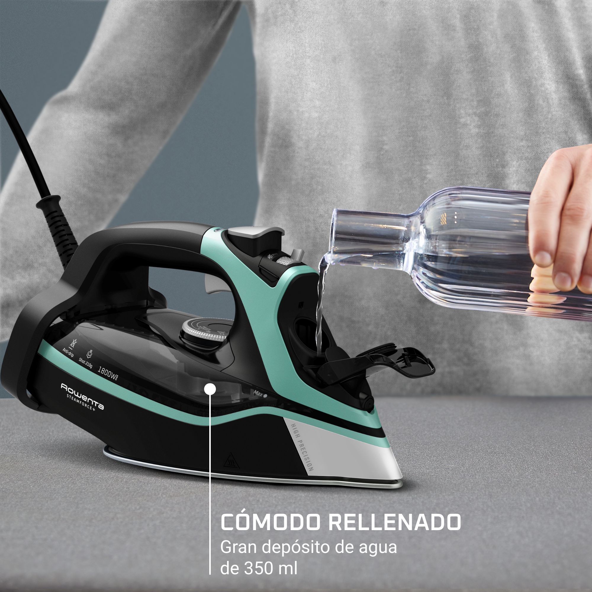 Plancha llenándose de agua, con texto sobre la capacidad de agua.