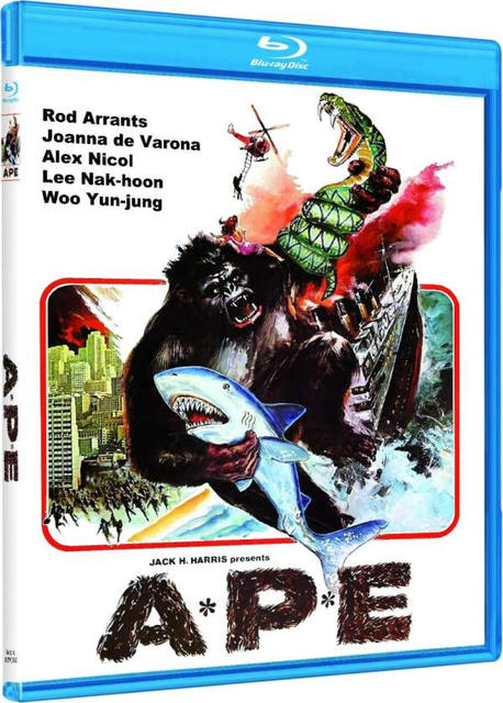 Blu-ray-Filmcover für 'Ape'. Ein Gorilla kämpft auf einem Schiff gegen einen Hai.