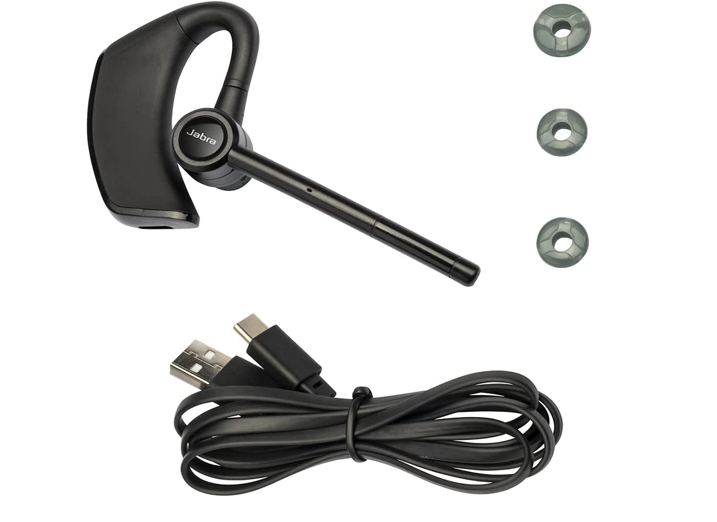 Fekete Jabra Bluetooth headset töltőkábellel és füldugókkal fehér háttéren.