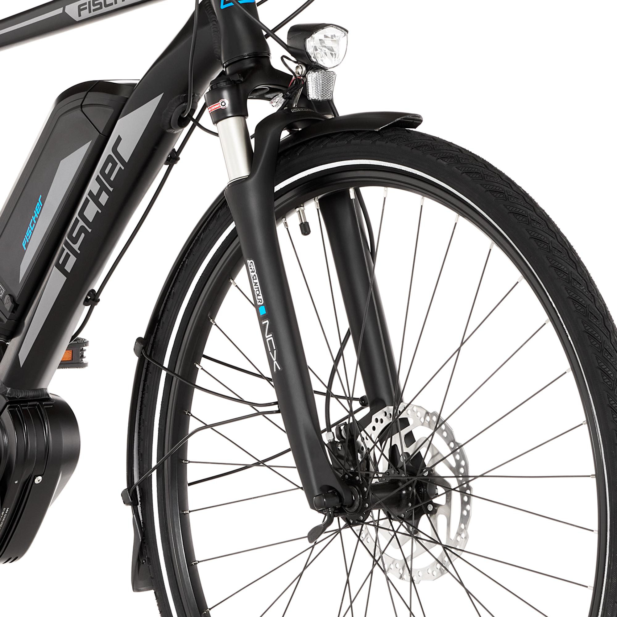 Nahaufnahme des Vorderrads eines schwarzen und silbernen Fischer E-Bikes. Das Rad ist zentriert.