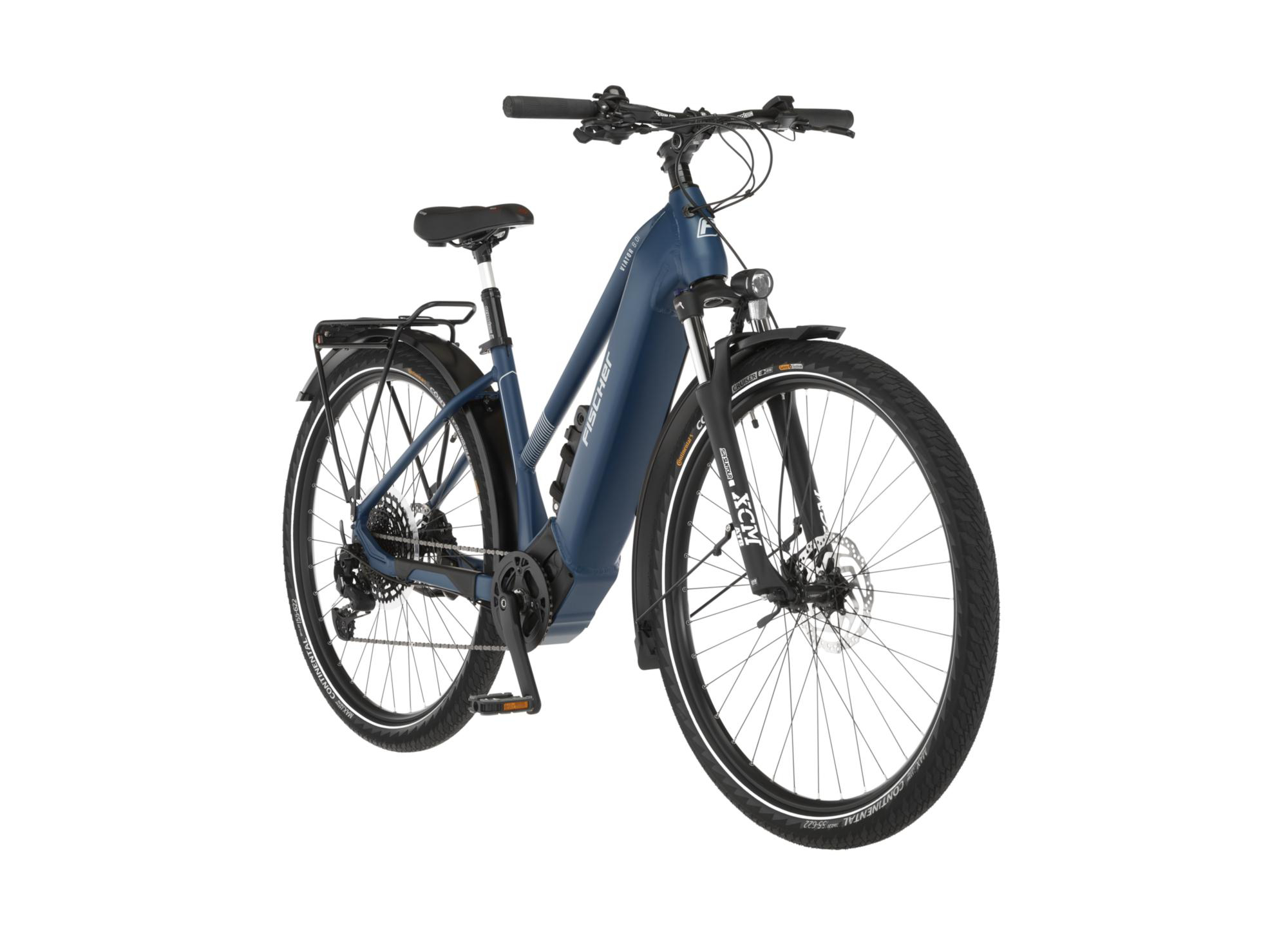 Blaues E-Bike mit schwarzen Reifen und Gepäckträger vor weißem Hintergrund.