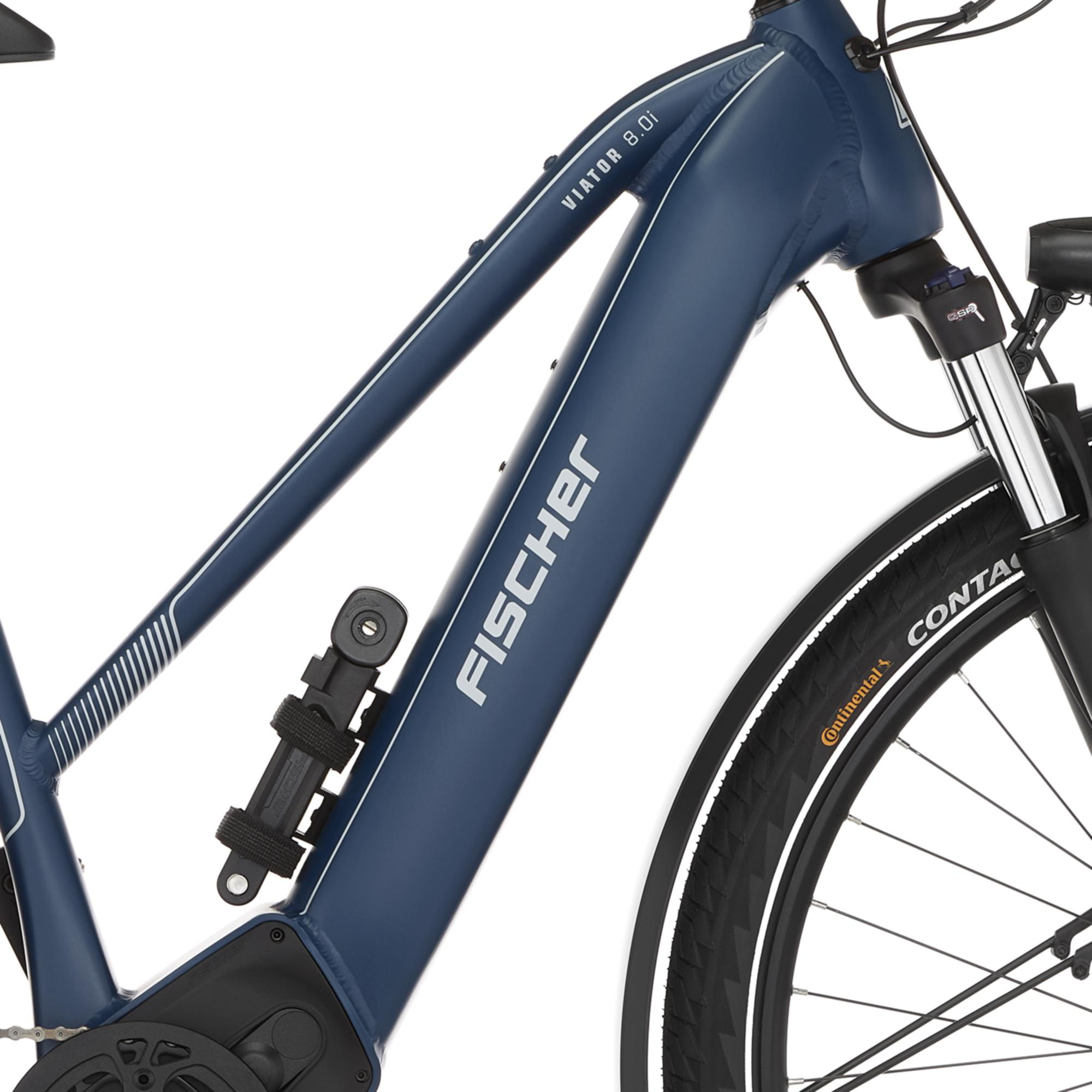 Ein blauer Fischer Viator 8.0i Fahrradrahmen mit weißem Text. Rad und Reifen sind im Rahmen sichtbar.