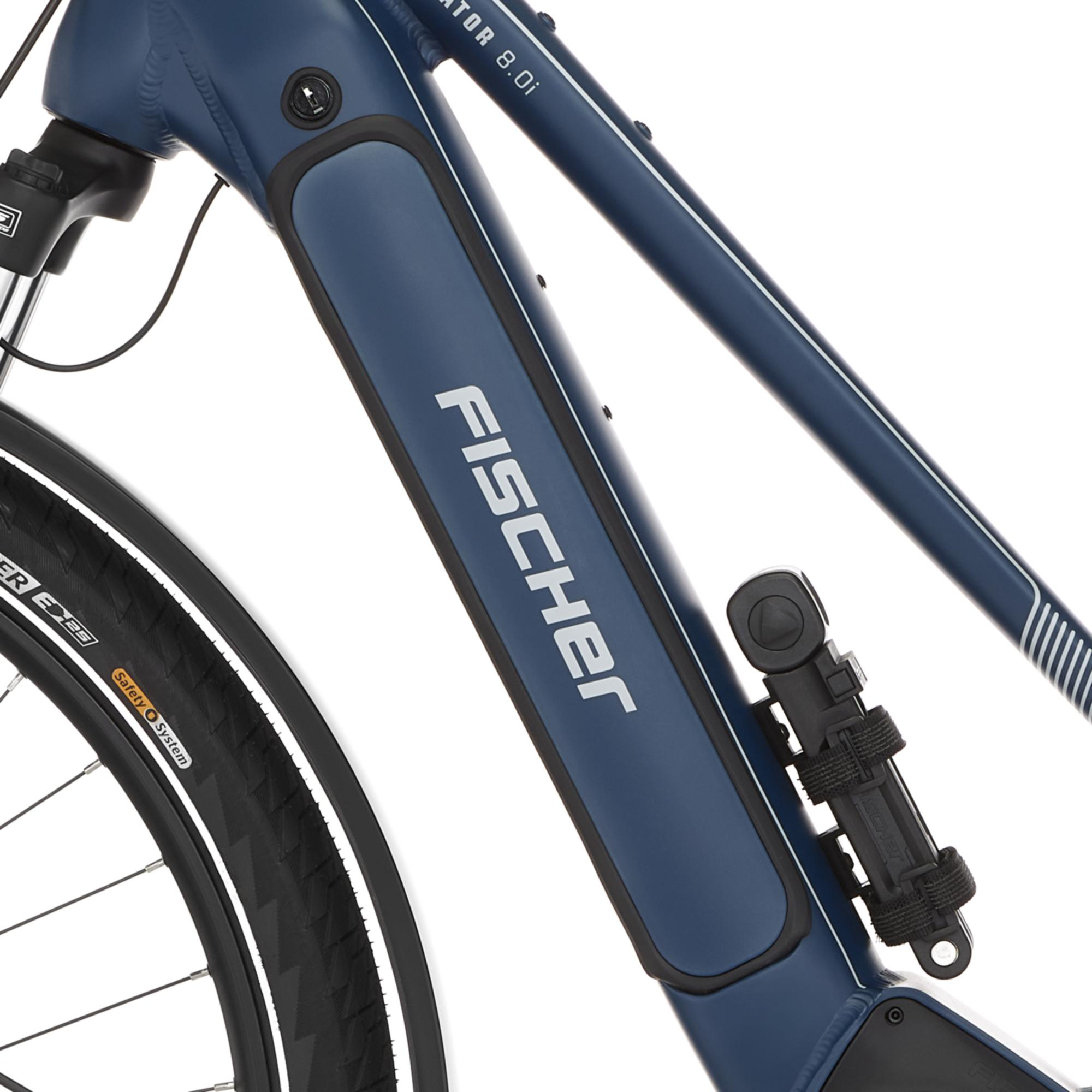Blauer E-Bike-Rahmen mit FISCHER-Logo, schwarzem Reifen und schwarzem Pumpenhalter.