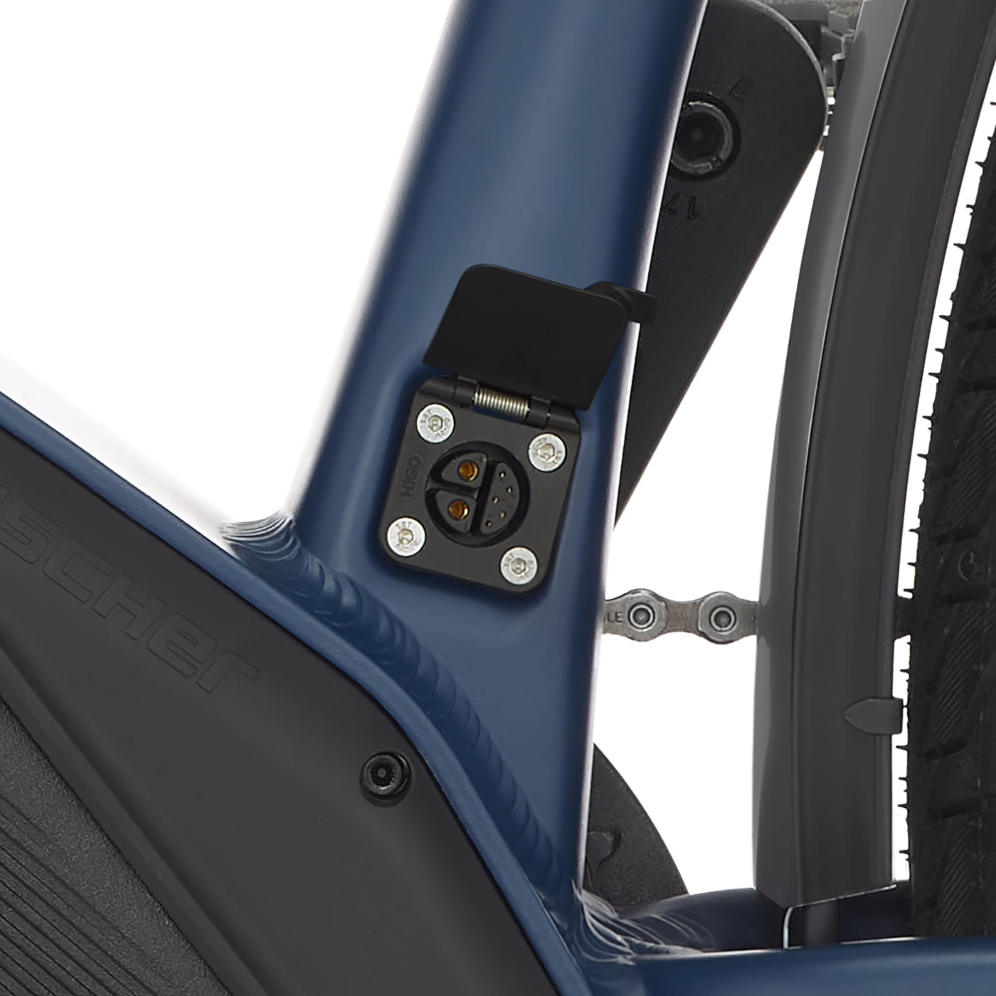 Nahaufnahme des Ladeanschlusses eines Elektrofahrrads an einem blauen Rahmen mit schwarzem Deckel.