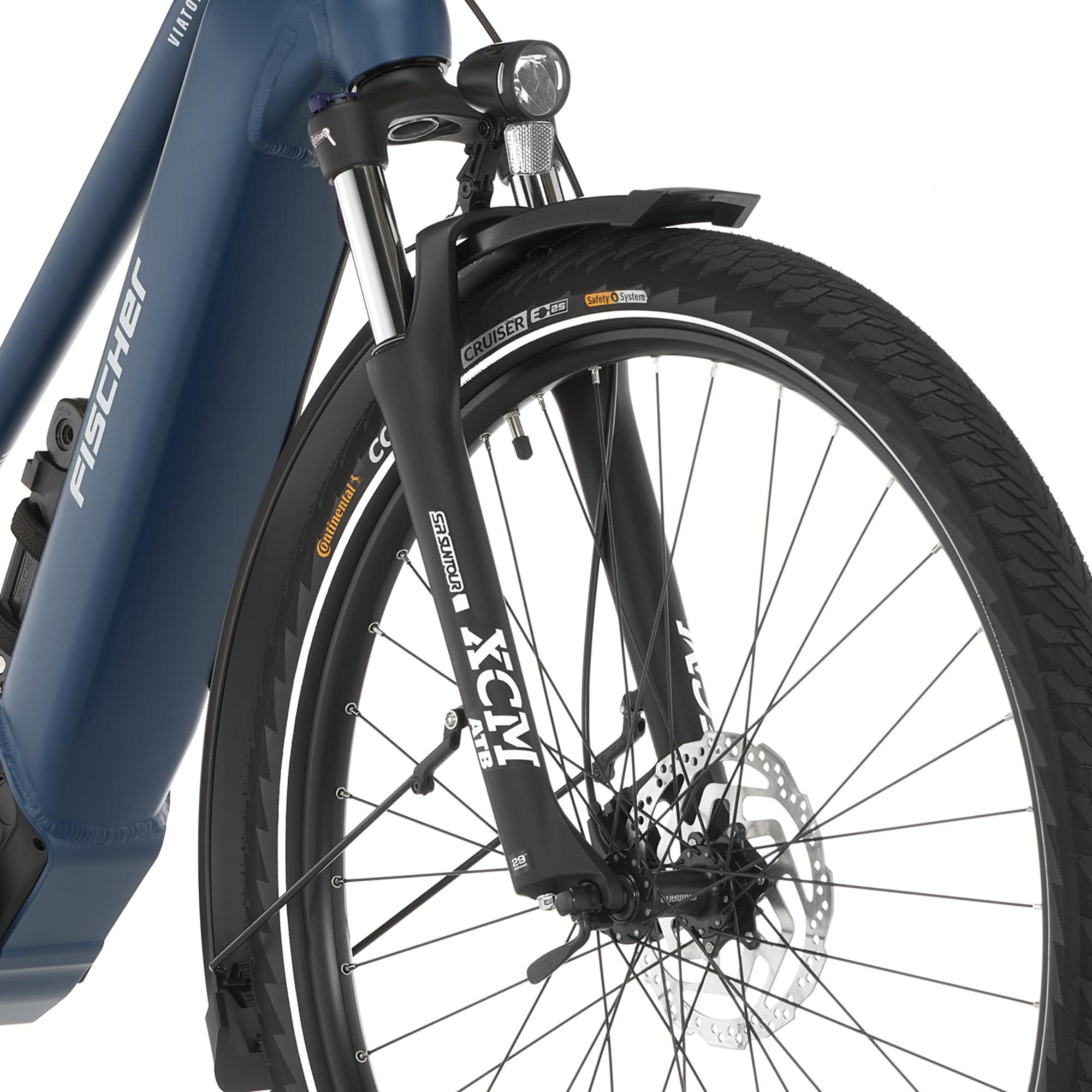 Vorderansicht eines blauen Fahrradrads und Reifens.