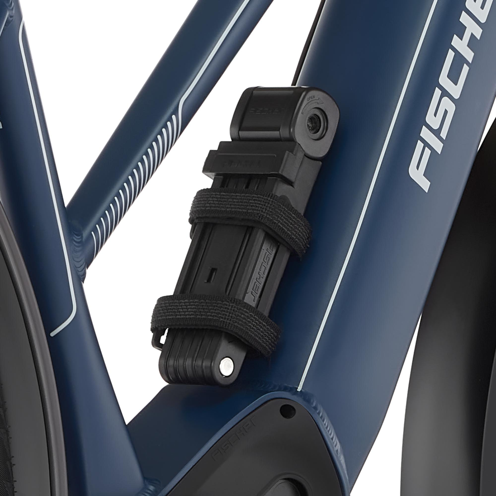 Ein schwarzes Fahrradschloss ist an einem blauen Fahrradrahmen befestigt.