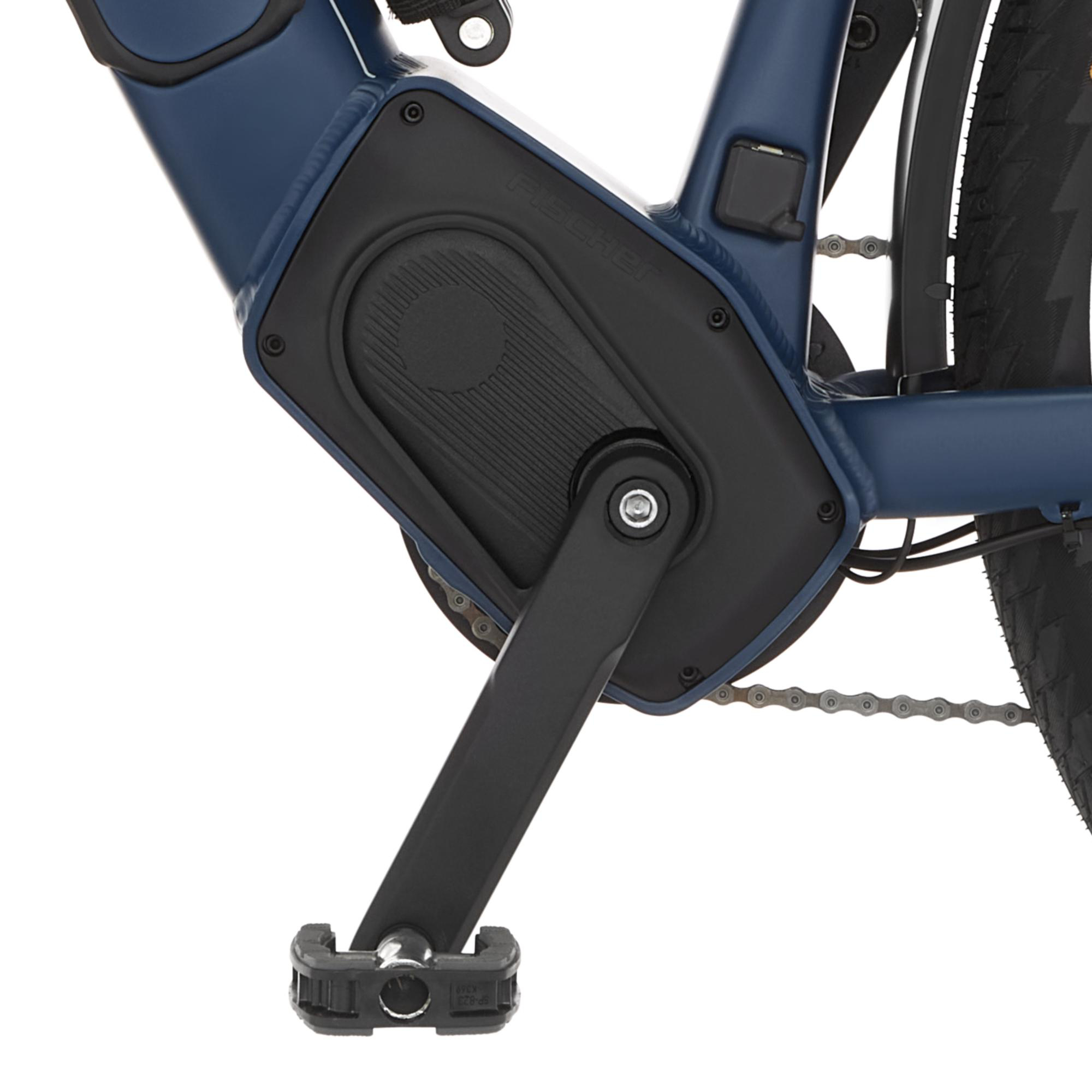 Nahaufnahme von Motor und Pedalanordnung eines blauen Fahrrads, weißer Hintergrund.