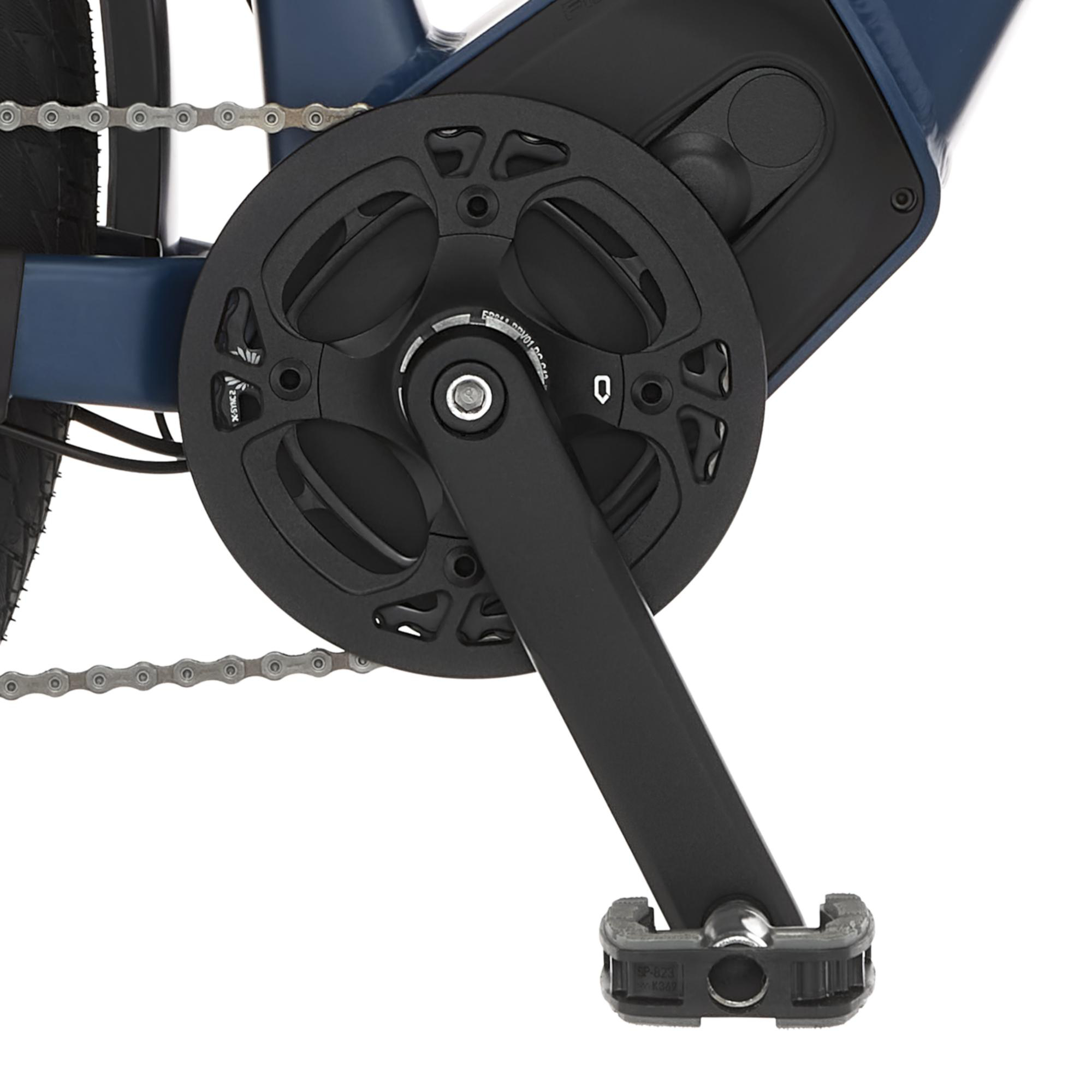 Nahaufnahme des Pedals und der Kette eines blauen Fahrrads, Getriebesystem.